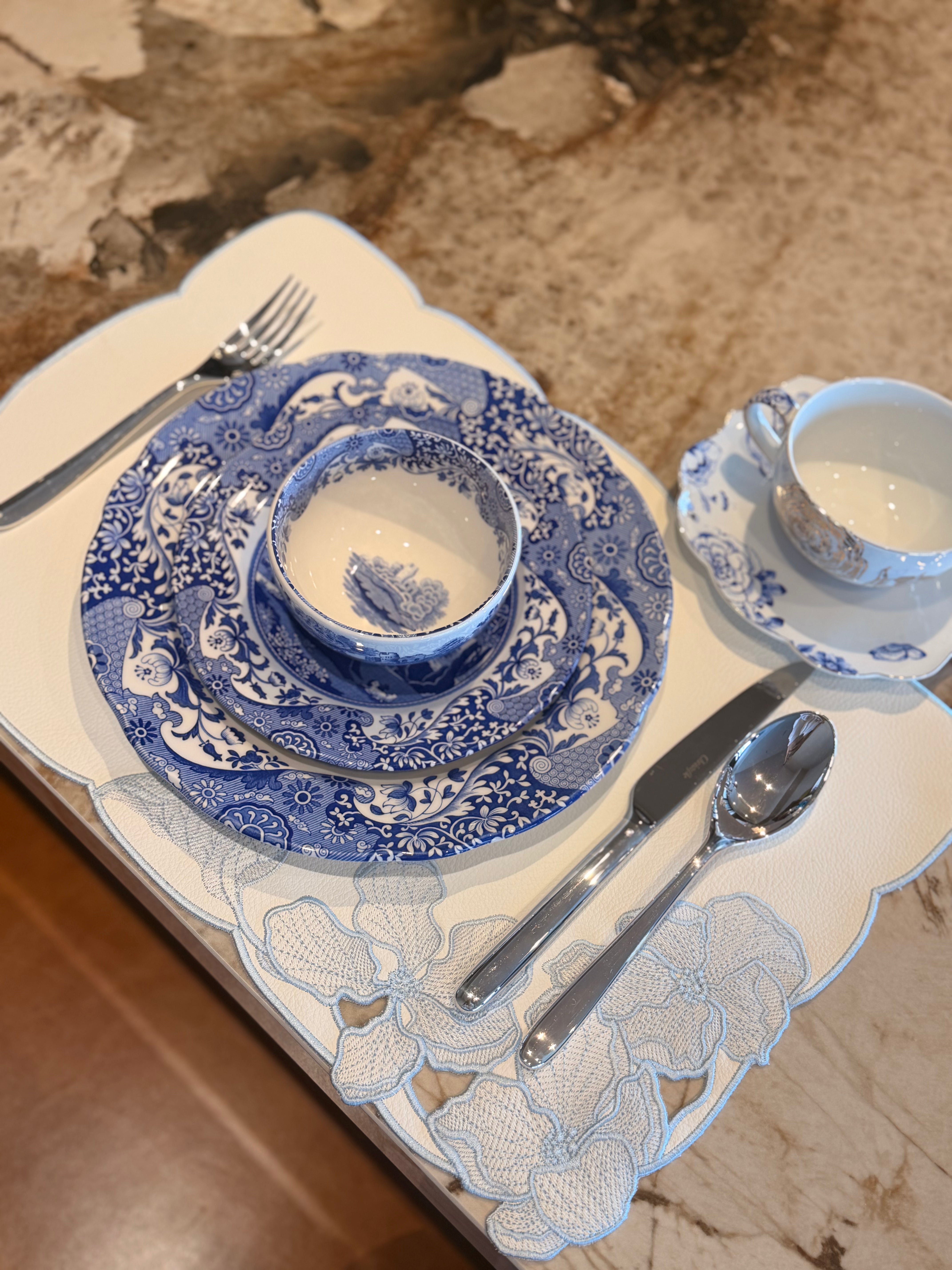 Mare 2'li Kırık Beyaz üzeri Açık Mavi Çiçek Nakışlı Deri Amerikan Servis