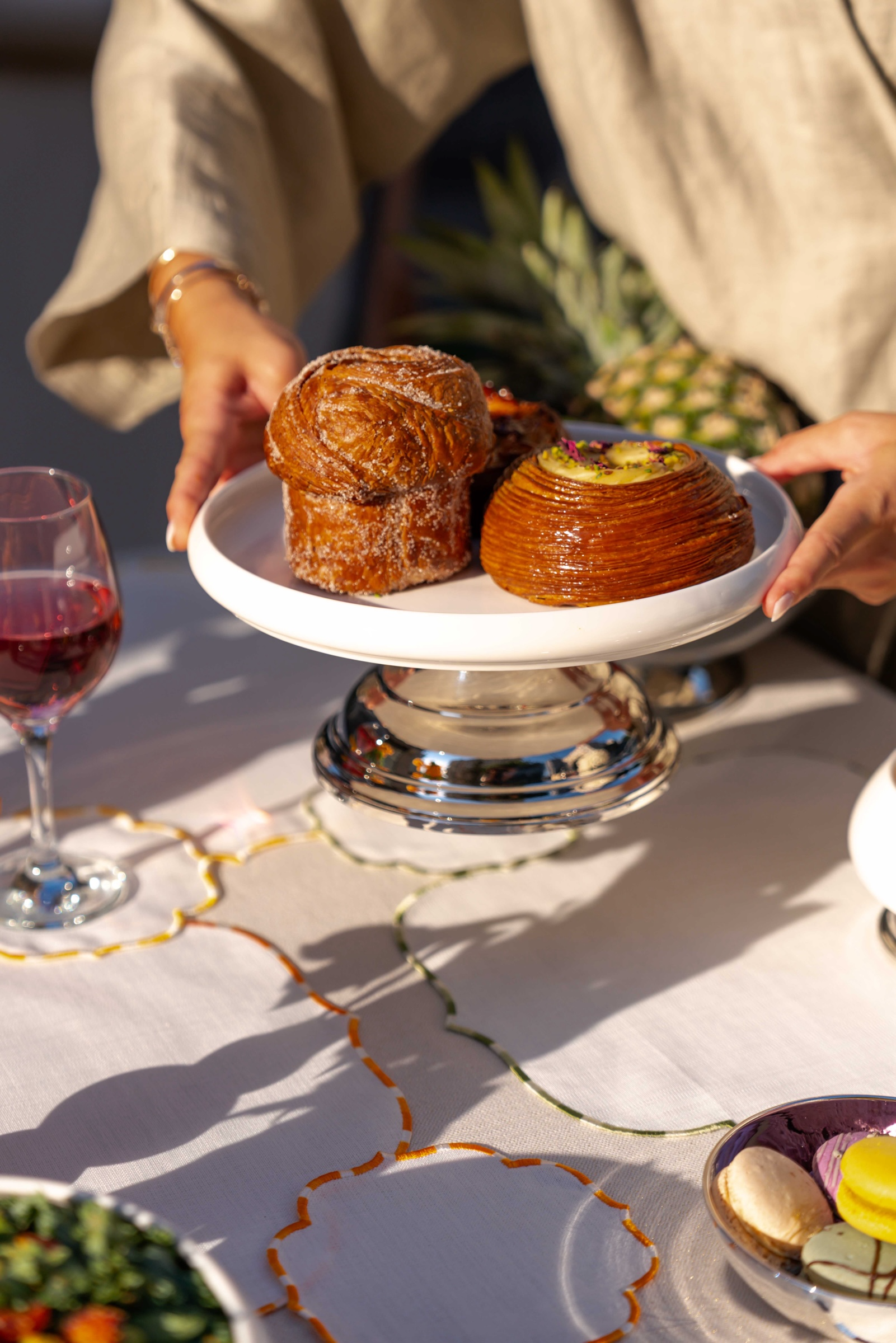 Gümüş Ayaklı Beyaz Porselen Sunum Tabağı