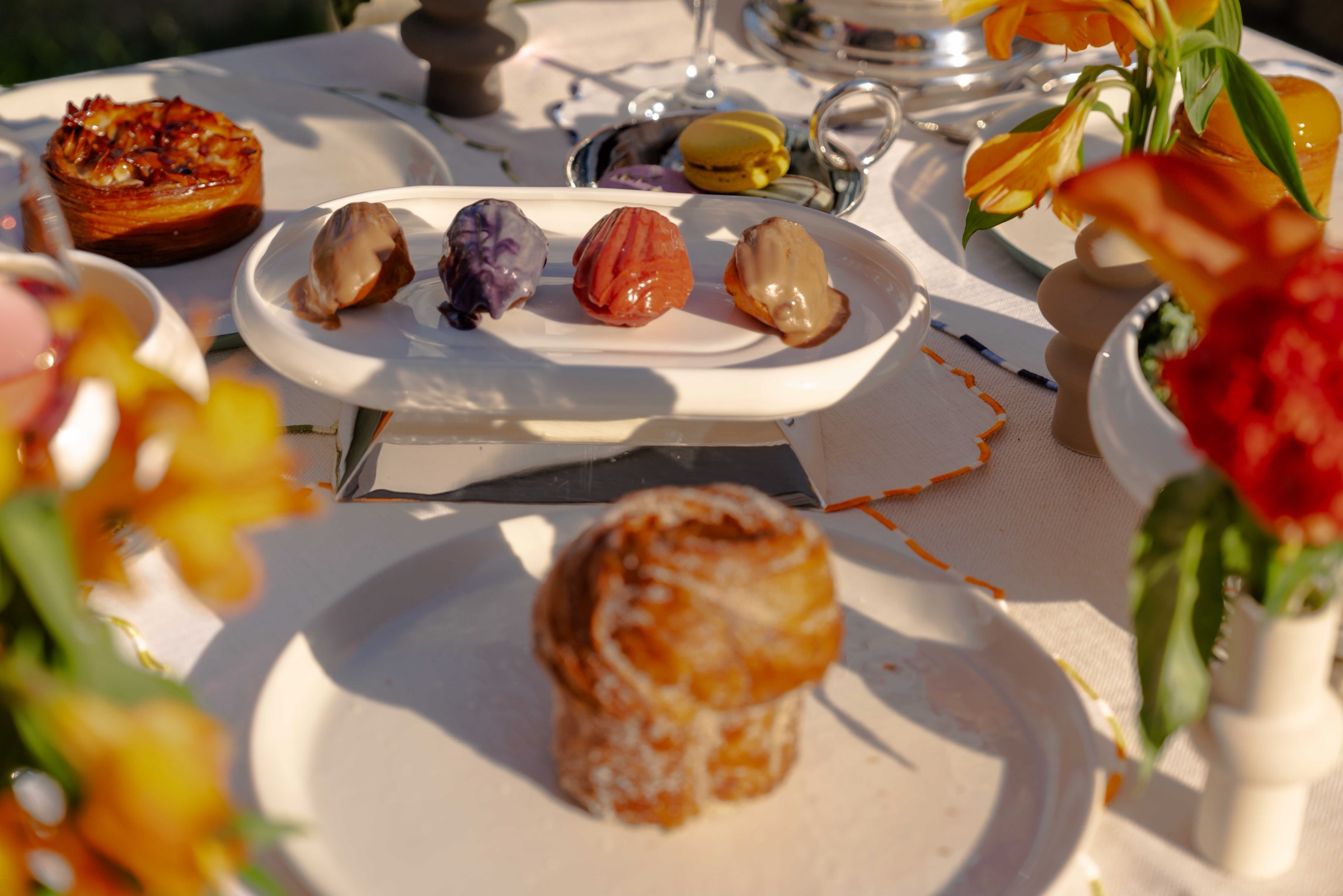 Gümüş Piramit Ayaklı Beyaz Porselen Küçük Boy Kayık Tabak